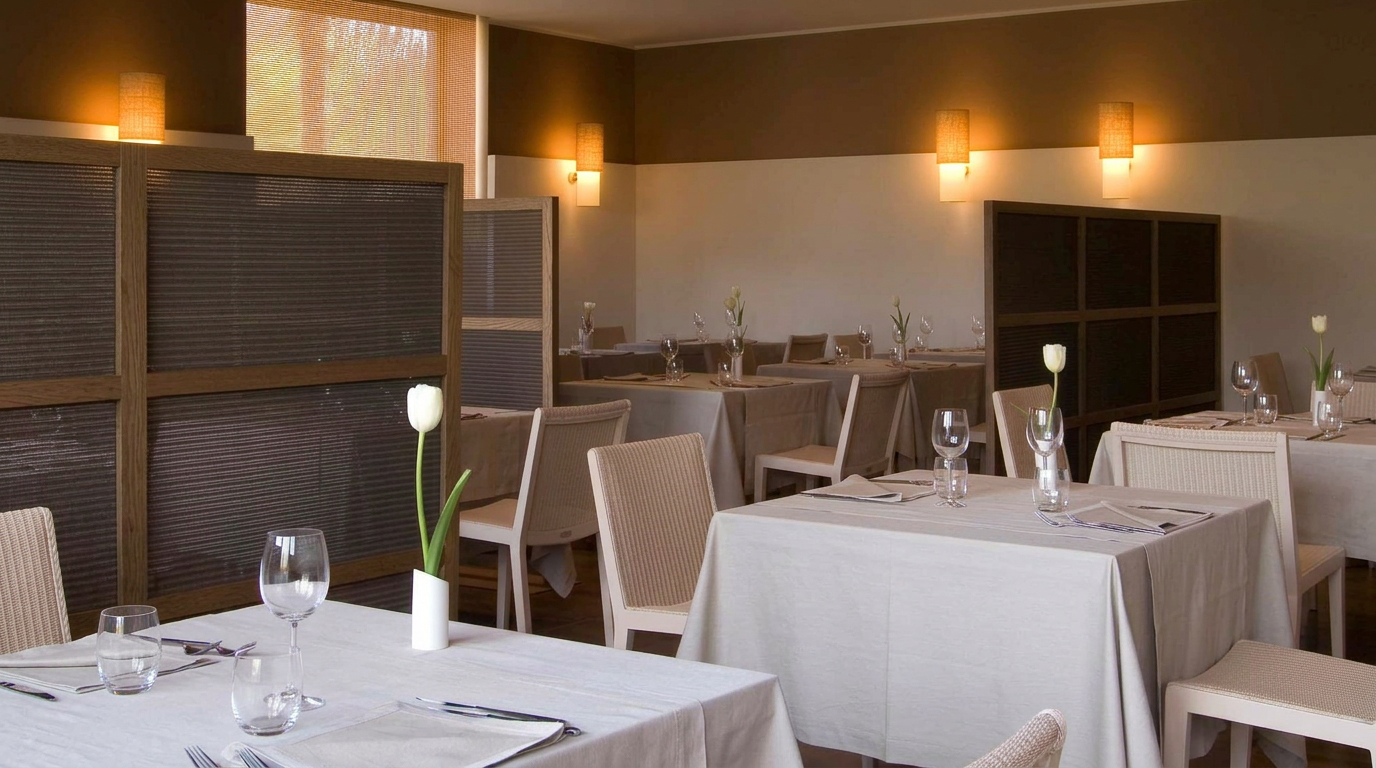 Mani dello chef che impiattano schiacciatine al Ristorante Doccia